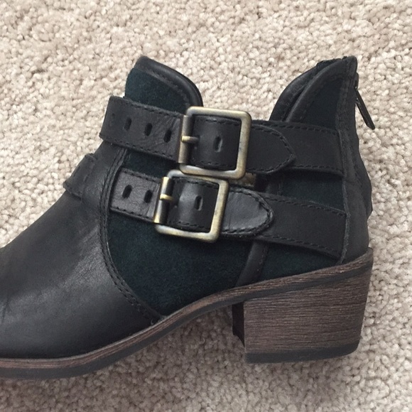 Ugg ankle boots sz 5.5 - Picture 2 of 8